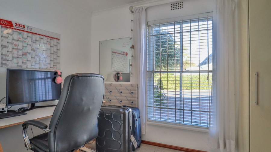 To Let 3 Bedroom Property for Rent in Wynberg Upper Western Cape